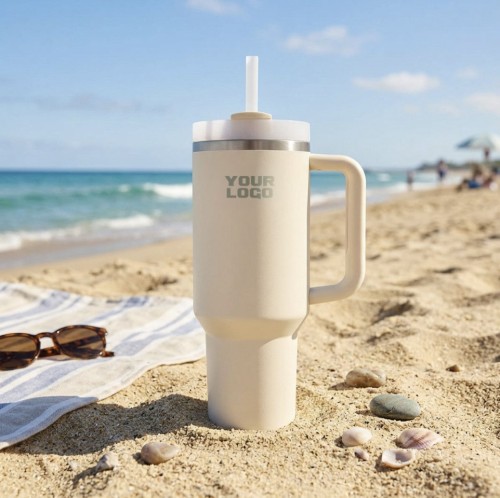 MUG W na plaży.jpeg